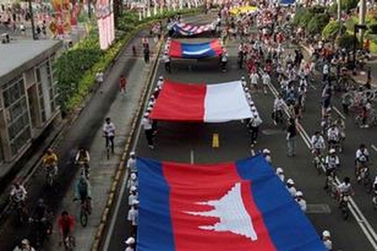 Arak-arakan 10 bendera raksasa negara ASEAN melintasi kawasan Bundaran Hotel Indonesia, Jakarta Pusat, Minggu (30/10/2011). Arak-arakan ini merupakan rangkaian acara ASEAN Fair yang berlangsung selama sebulan mulai dari 24 Oktober hingga 23 November 2011 yang diikuti oleh 10 negara ASEAN.  