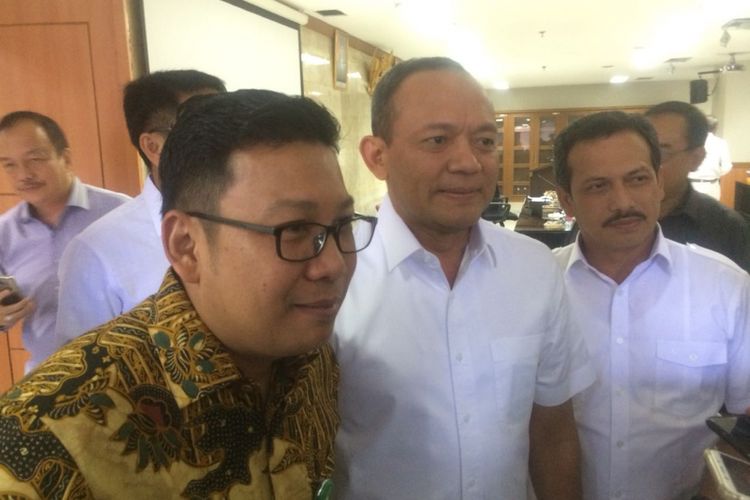 Kepala Badan Reserse Kriminal (Kabareskrim) Polri Irjen Arief Sulistyanto (tengah) dan Dirut Pasar Induk Cipinang Arief Prasetyo Adi (kiri) di Aula Bareskrim Lantai 2, Gedung Mina Bahari II, Kementerian Kelautan dan Perikanan, Jakarta Pusat, Kamis (15/11/2018).