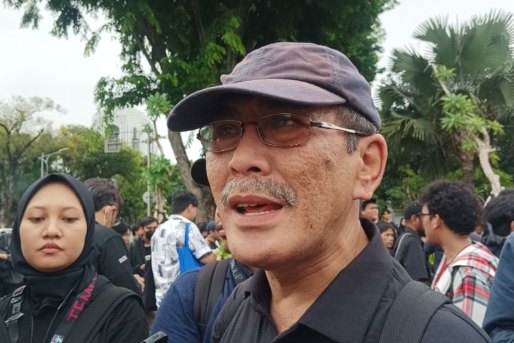 Ekonom senior Faisal Basri memberikan keterangan pers di sela-sela Aksi Kamisan di seberang Istana Merdeka, Jakarta, Kamis (18/1/2024).