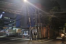 BERITA FOTO: Semrawutnya Kabel dan Tiang Listrik Miring di Cikini...
