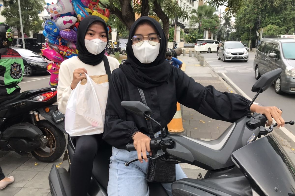 Vina Erta Cantika (17), BTS Army asal Ciganjur, Jagakarsa. Jakarta Selatan saat berburu BTS Meal di McDonalds Kemang, Bangka, Mampang Prapatan, Jakarta Selatan pada Rabu (9/6/2021) sore.