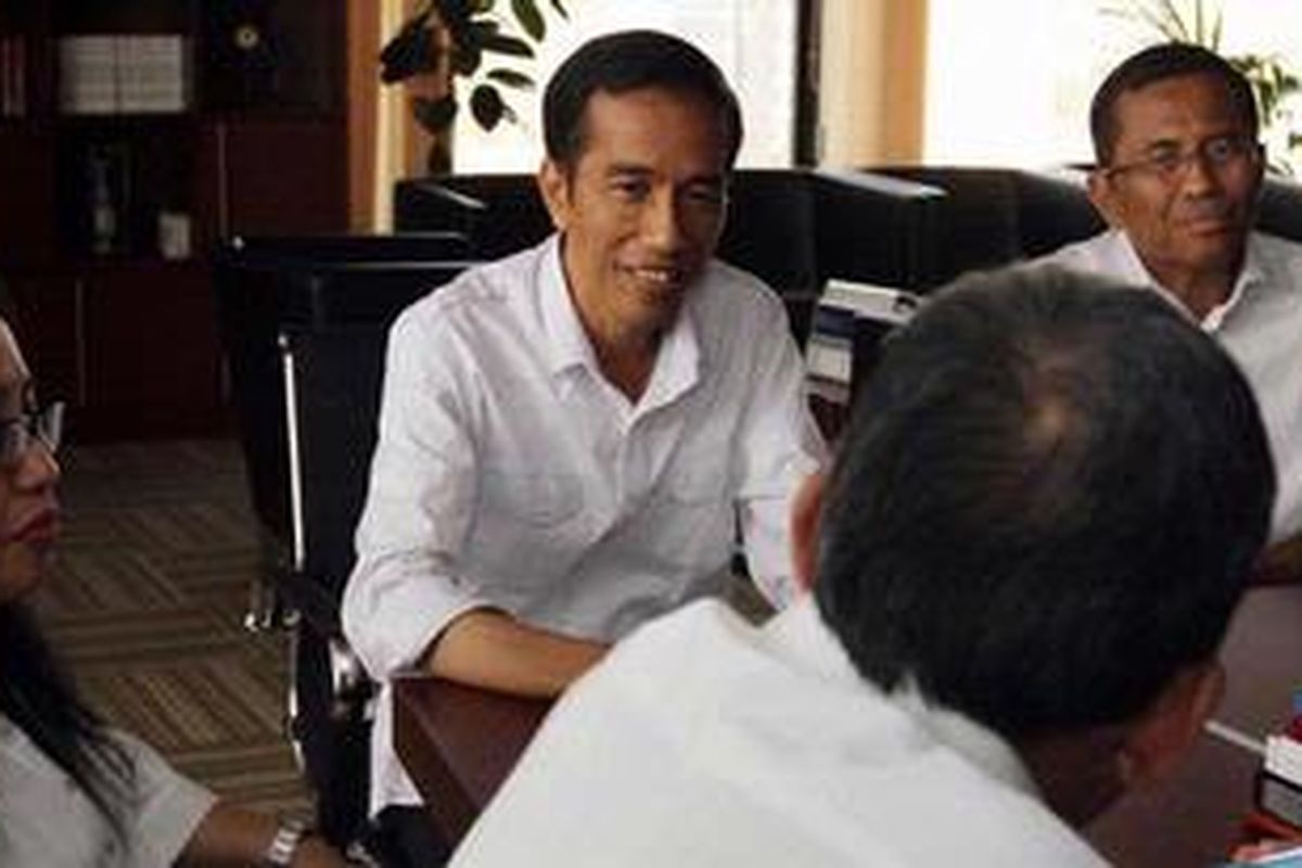Gubernur DKI Jakarta Jokowi (dua dari kiri) berbincang-bincang dengan Menteri BUMN Dahlan Iskan (kanan) di kantor Kementerian BUMN, Jakarta Pusat, Selasa (16/10/2012). Jokowi menemui Dahlan Iskan untuk membicarakan ruas lahan PT KAI yang dapat dibangun rumah susun bagi penduduk Jakarta serta perencanaan pembangunan transportasi di Jakarta.