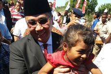 Usai Pimpin Upacara HUT RI di Daerah Perbatasan, Menteri Desa Gendong Anak Kecil