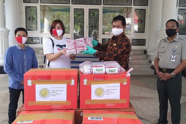 Wali Kota Madiun Maidi menerima bantuan 3.000-an masker kain dari pengusaha toko emas Dinas di Posko Covid-19 Pemkot Madiun, Selasa (19/5/2020).