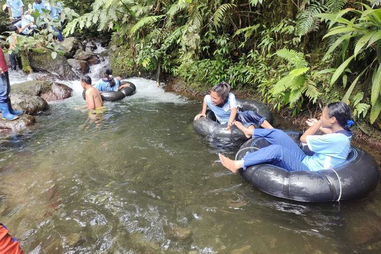 Para siswa dan siswi SMK Cinta Damai Manggarai Timur, NTT mengadakan study tour di Desa Wisata Golo Loni, Kecamatan Ranamese, Manggarai Timur, NTT awal November 2022. (DOK/KADES GOLO LONI/YOHANES OKALUNG)