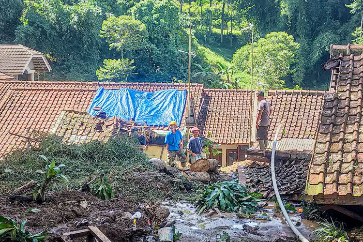 Longsor di Kampung Areng, Desa Wangunsari, Kecamatan Lembang, Kabupaten Bandung Barat (KBB), Jawa Barat, Sabtu (16/5/2025).