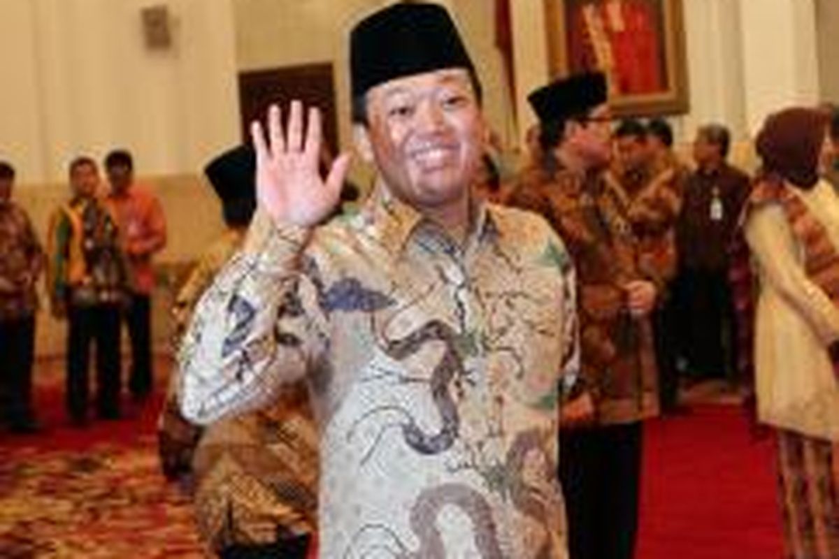 Kepala Badan Nasional Penempatan dan Perlindungan Tenaga Kerja Indonesia (BNP2TKI) Nusron Wahid melambaikan tangan kepada wartawan sebelum dilantik oleh Presiden Joko Widodo di Istana Negara, Jakarta, Kamis (27/11/2014). Hari ini presiden juga akan melantik Kepala BKPM Franky Sibarani, dan Komite ASN yang diketuai oleh Prof Sofyan Effendi. TRIBUNNEWS/DANY PERMANA