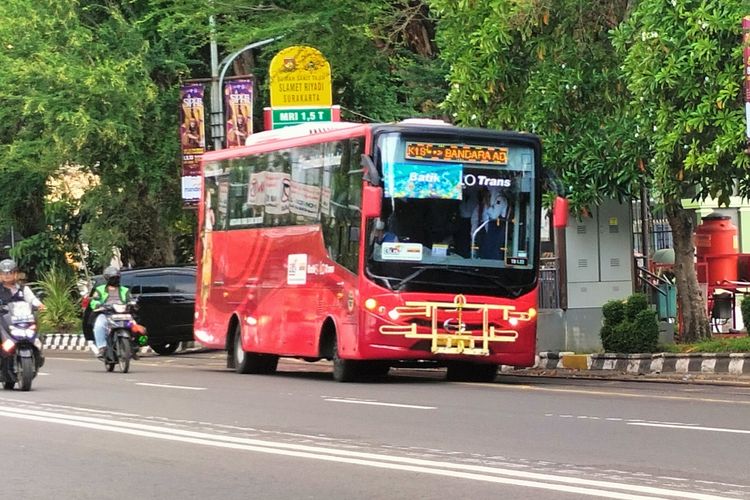 Bus Batik Solo Trans (BST) yang beroperasi di Jalan Slamet Riyadi Kota Solo Jawa Tengah