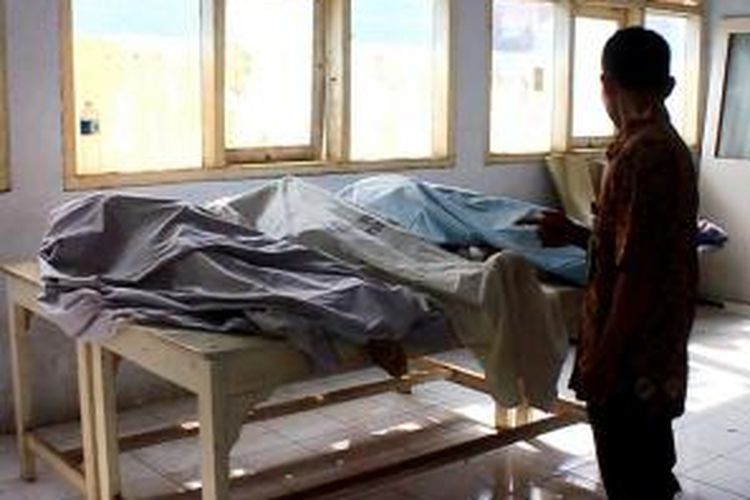 Empat jenazah korban kecelakaan maut asal Jawa Tengah, di Kamar Jenazah RSUD Arjawinanggun, Kabupaten Cirebon, Jumat, (09/01/2014). Petugas kamar jenazah masih menunggu kedatangan keluarga korban.