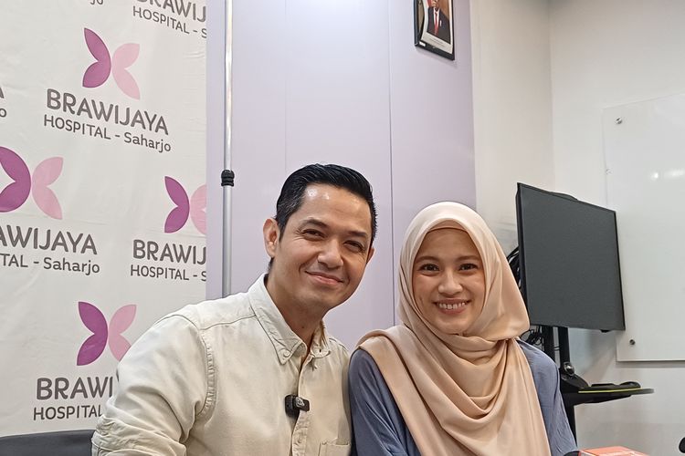 Dude Harlino dan Alyssa Soebandono di Rumah Sakit Brawijaya Saharjo, Jakarta Selatan, Kamis (25/4/2024).