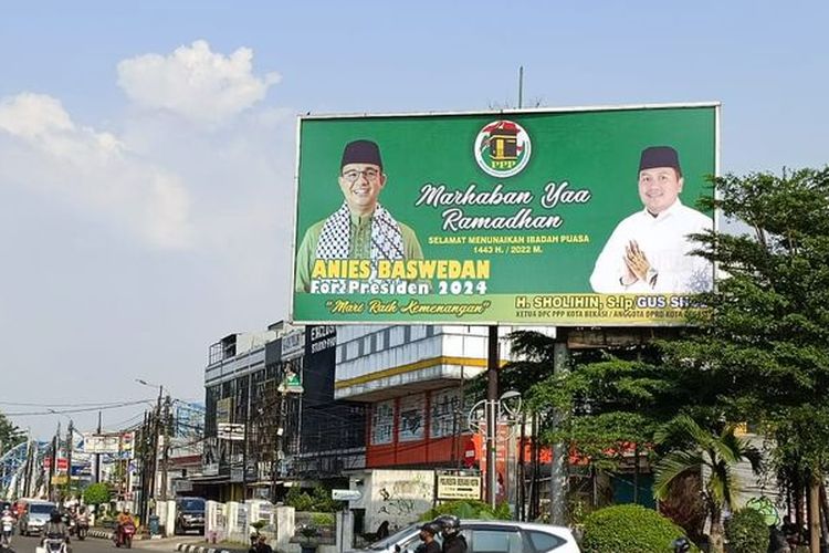 Sebuah baliho besar yang menunjukkan foto diri Gubernur Anies Baswedan (kiri) dan Ketua DPC PPP Kota Bekasi, H.Sholihin (Gus Shol) di Jalan Ir. H. Juanda, Kota Bekasi, Senin (4/4/2022). Gus Shol menyebut bahwa dirinya sendiri yang membuat baliho berukuran besar tersebut