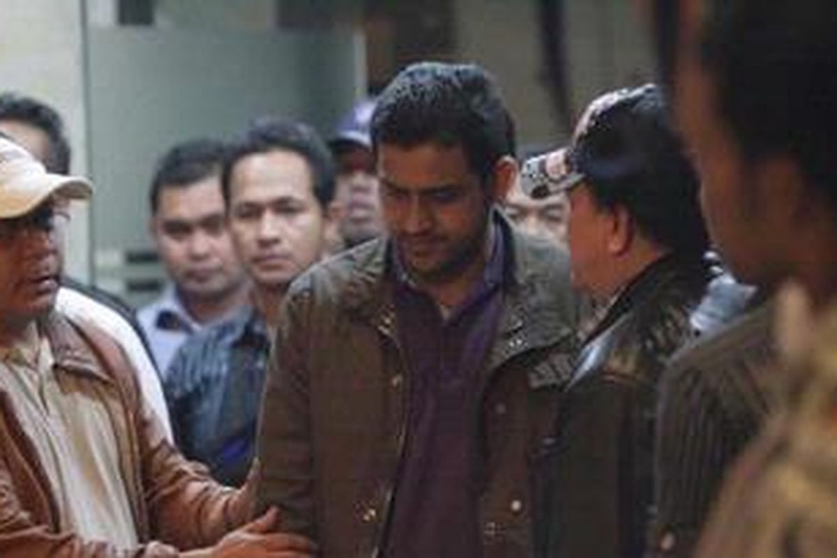 Mantan Bendahara Umum Partai Demokrat, Muhammad Nazaruddin tiba di Komisi Pemberantasan korupsi (KPK), Jakarta, Sabtu (13/8). Tersangka kasus dugaan suap pembangunan wisa atlet Sea Games tersebut tiba di Jakarta sekitar pukul 19.30 WIB dan langsung dilakukan serah terima dari tim penjemput ke KPK. 