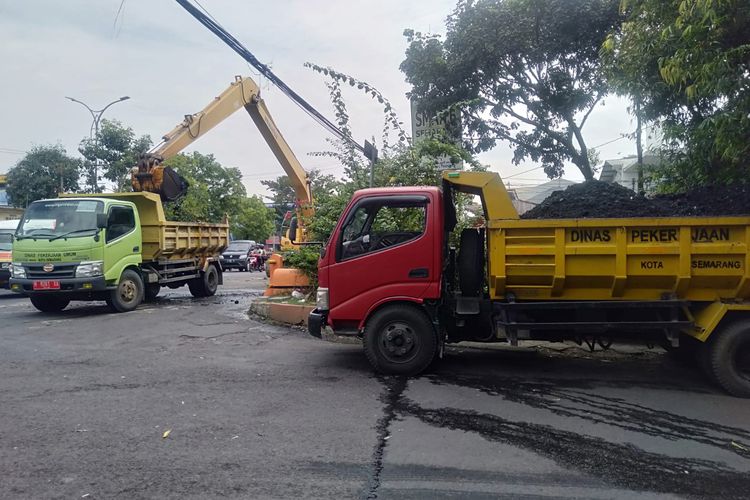 Saat sampah sedimentasi di Sungai Ronggolawe, Kota Semarang, Jawa Tengah mulai dikeruk. Rabu (13/7/2022)