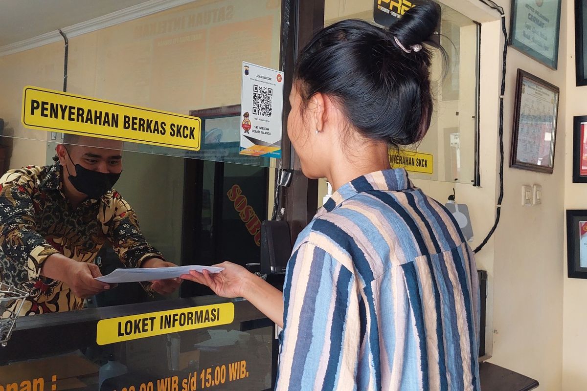 Seorang pemohon menerima SKCK yang telah selesai diproses di Satintelkam Polres Salatiga.