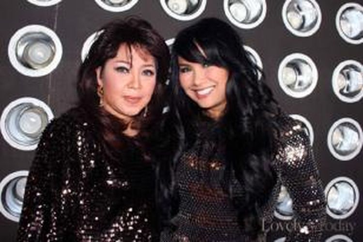 Diana Nasution (kiri) dan Titi DJ, dalam penampilan bersama mereka pada medio 2010.