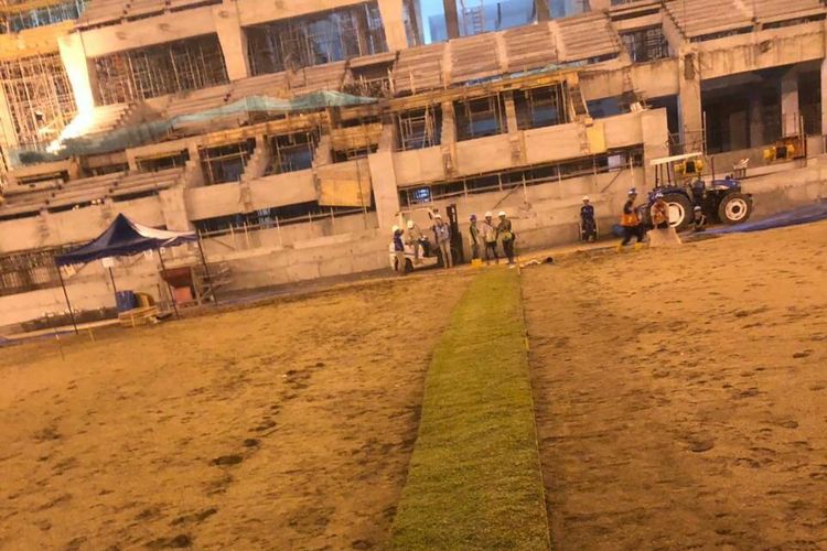 Jakarta Internasional Stadium (JIS) mulai melakukan pemasangan rumput hybrid di lapangan utama pada Minggu (19/9/2021)