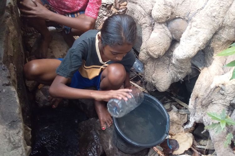 Warga kampung Hoder, Desa Wairbleler, Kecamatan Waigete, Kabupaten Sikka, Flores, NTT tengah ambil dan antre air di tengah hutan yang letaknya 2 kilometer dari pemukiman, Selasa (22/10/2019).