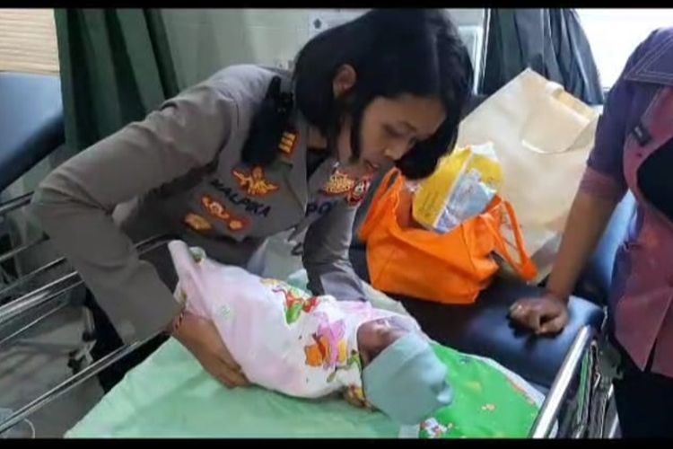 Seorang Polisi Wanita (Polwan) dari Polresta Denpasar sedang mengendong bayi perempuan yang ditemukan dalam kondisi hidup di area Pura Taman Sari, Banjar Karya Dharma, Kelurahan Sesetan, Kecamatan Denpasar Selatan, Kota Denpasar, Bali, Selasa (20/6/2023)