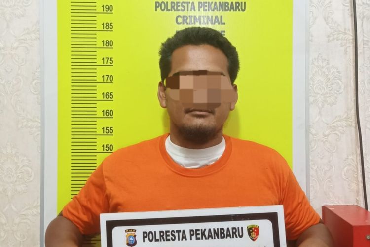 Salah satu pelaku pemerasan yang ditangkap polisi, EI (37), yang merupakan seorang PNS di Kota Pekanbaru, Riau, Jumat (4/11/2022).