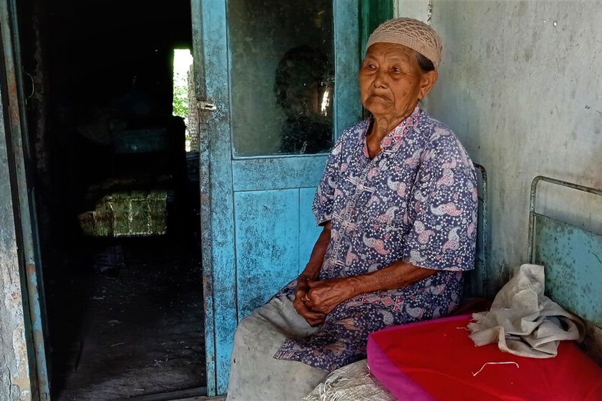 Nenek Pairah yang buta hidup sendiri dirumahnya yang memprihatinkan.