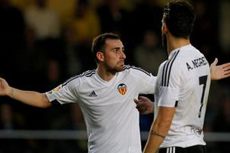 Kekecewaan striker Valencia, Paco Alcacer, saat gagal mencetak gol ke gawang Villarreal di El Madridgal, Kamis (31/12/2015).