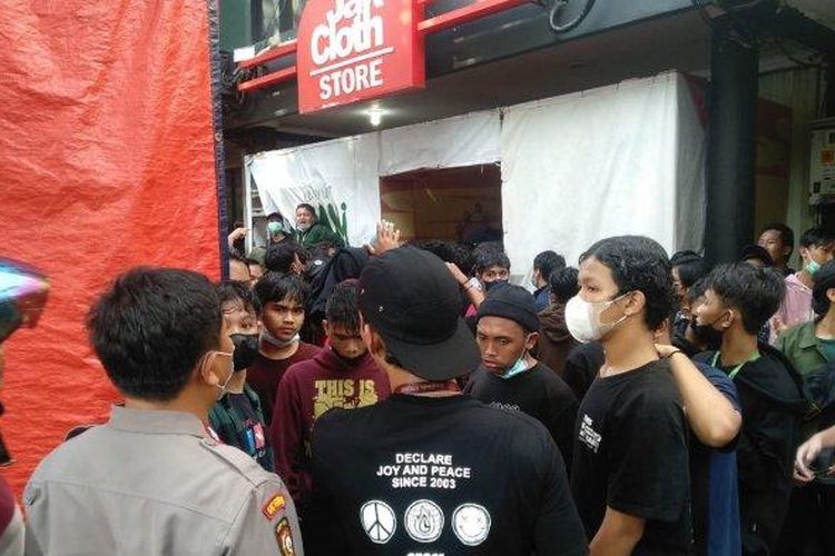 Polisi membubarkan kerumunan pengunjung JakCloth Store Bekasi, Jumat (28/5/2021).
