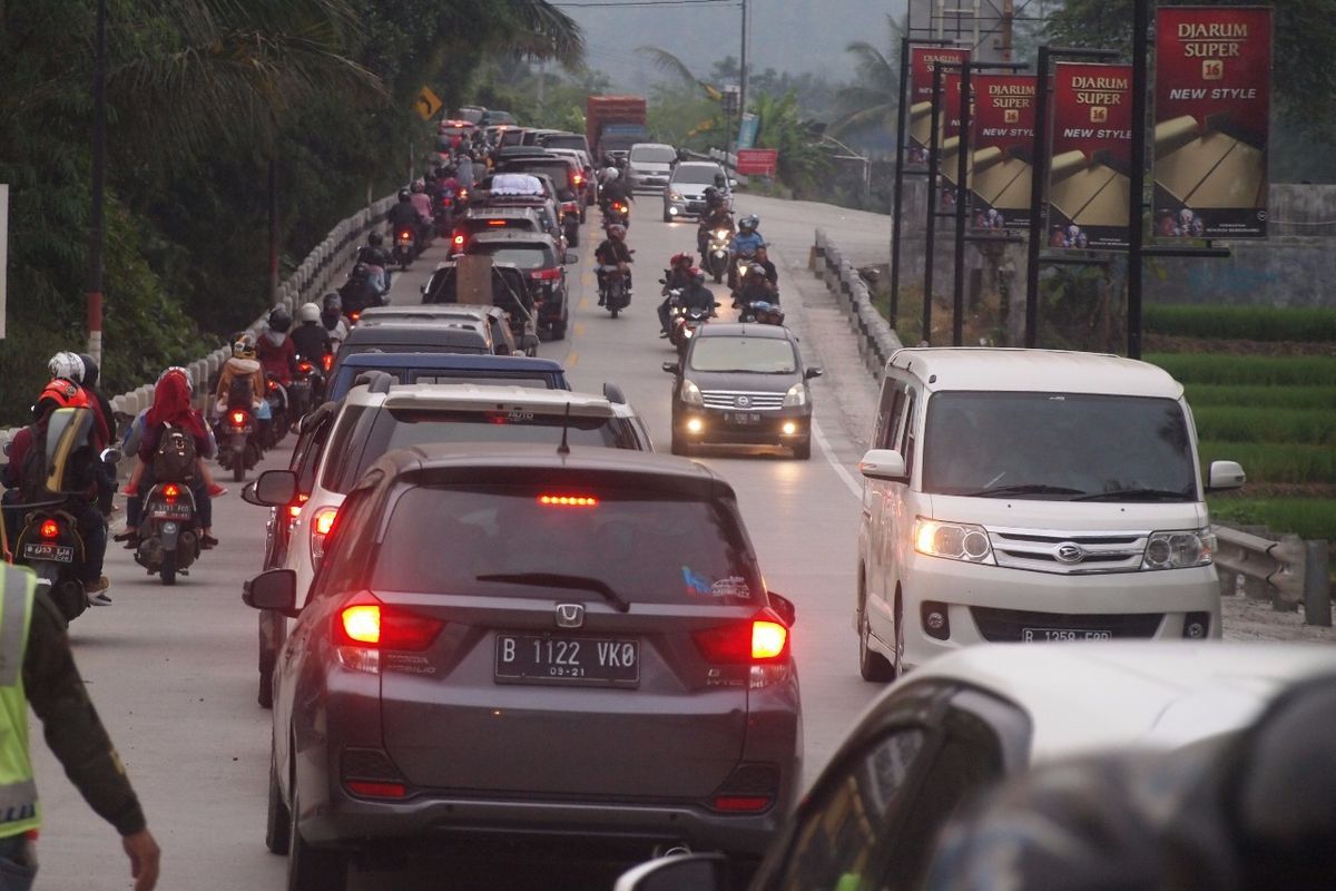 Arus lalu lintas di jalur Ajibarang, Banyumas-Bumiayu, Brebes, Jawa Tengah menuju Jakarta padat merayap saat arus balik.