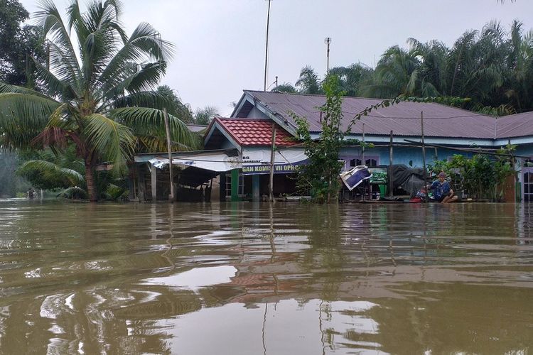 Genangan banjir yang terus semakin tinggi di permukiman warga Desa Buluh Cina, Kecamatan Siak Hulu, Kabupaten Kampar, Riau, Jumat (27/12/2019).