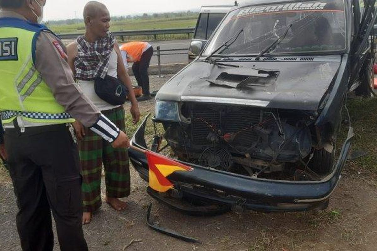 Saat petugas medis dan Anggota PJR Ditlantas Polda Jatim mengevakuasi korban kecelakaan tunggal menghantam beton box tunnel, di Jalan Tol Jombang-Mojokerto, KM 676.600/B, Sabtu (8/4/2023). 