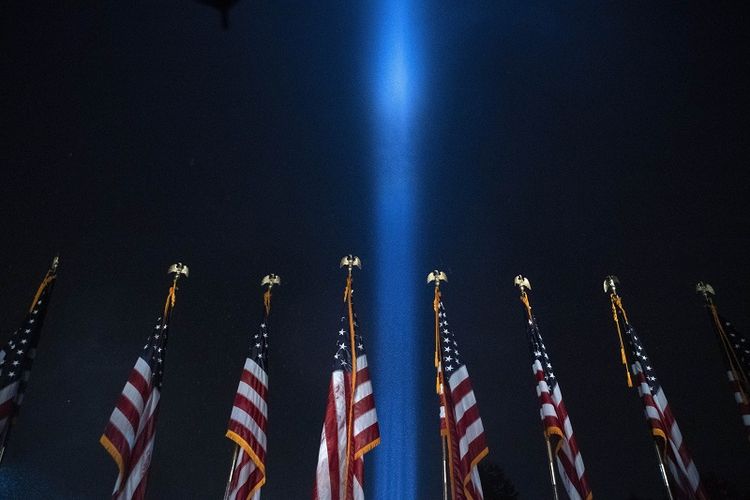 Seberkas cahaya terlihat di atas Pentagon, sebagai bagian dari Towers of Light Tribute yang menandai peringatan 19 tahun serangan 9/11 di Pentagon, Rabu, 9 September 2020, di Washington. 