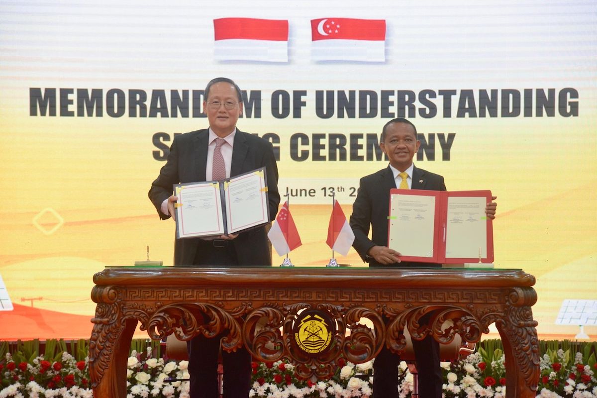 Menteri ESDM Bahlil Lahadalian menandatangani MoU terkaut pembangunan industri hijau bersama Singapura, Jumat (13/6/2025).  