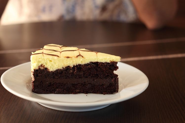 Ilustrasi banana split brownies. 