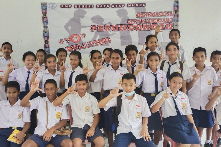Sebanyak 25 siswa Sekolah Penggerak SMP Satap Munde, Desa Persiapan Munde, Kecamatan Kota Komba, Kab. Manggarai Timur, NTT, Selasa, (30/11/2021) menjadi agen perubahan anti Perundungan. (KOMPAS.com/MARKUS MAKUR)