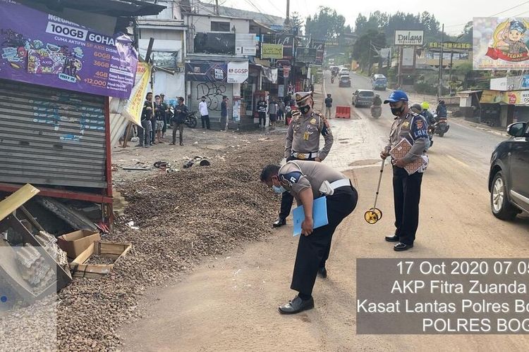 Petugas Kepolisian sedang mengevakuasi kendaraan yang terlibat kecelakaan beruntun yang mengakibatkan 5 orang tewas di Jalan Raya Puncak Bogor, Kampung Sampay, Desa Tugu Utara, Kecamatan Cisarua, Kabupaten Bogor, Jawa Barat, Sabtu (17/10/2020).