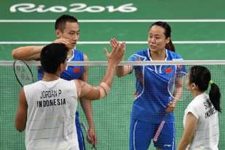 Zhang Nan/Zhao Yunlei (China) mengalahkan pasangan Indonesia, Praveen Jordan/Debby Susanto pada laga terakhir Grup A, Sabtu (13/8/2016). 