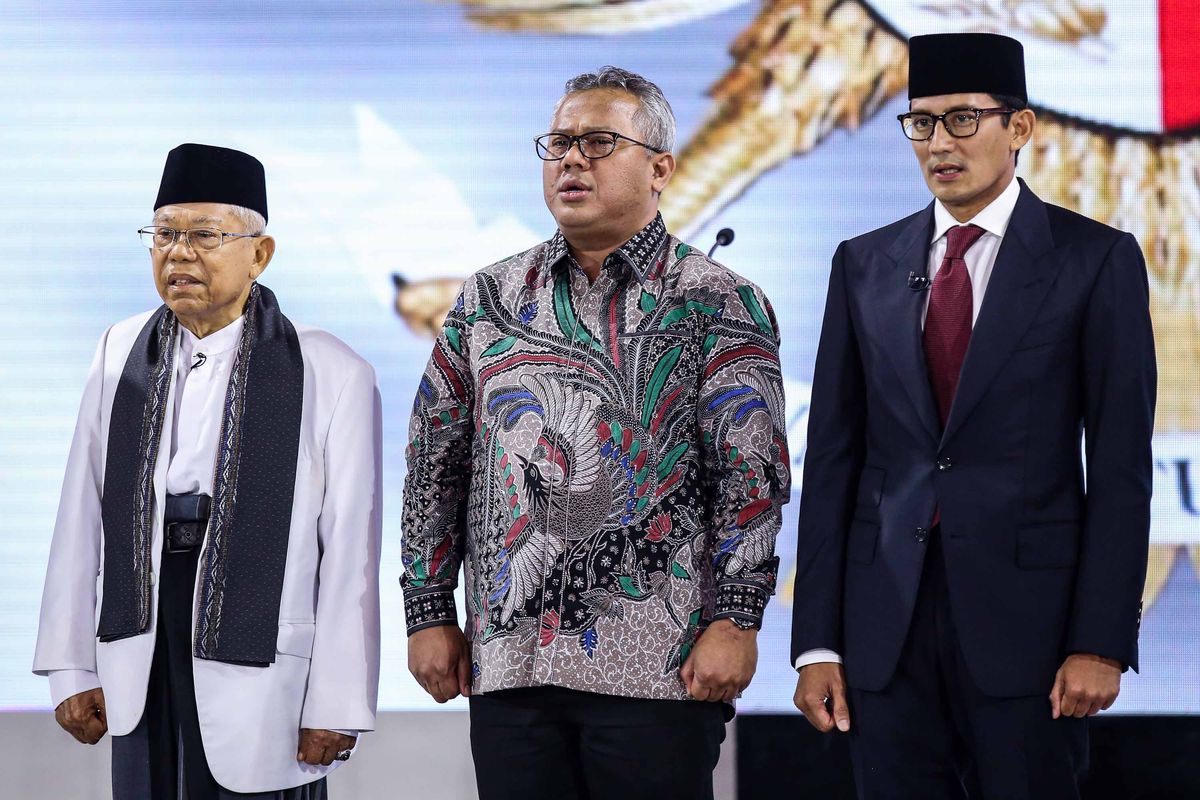 Calon wakil presiden nomor urut 01 Maruf Amin dan calon wakil presiden nomor urut 02 Sandiaga Uno menyanyikan lagu indonesia raya dalam debat ketiga Pilpres 2019 di Hotel Sultan, Jakarta, Minggu (17/3/2019) malam. Peserta debat ketiga kali ini adalah cawapres masing-masing paslon dengan tema yang diangkat adalah pendidikan, kesehatan, ketenagakerjaan, sosial, dan budaya.