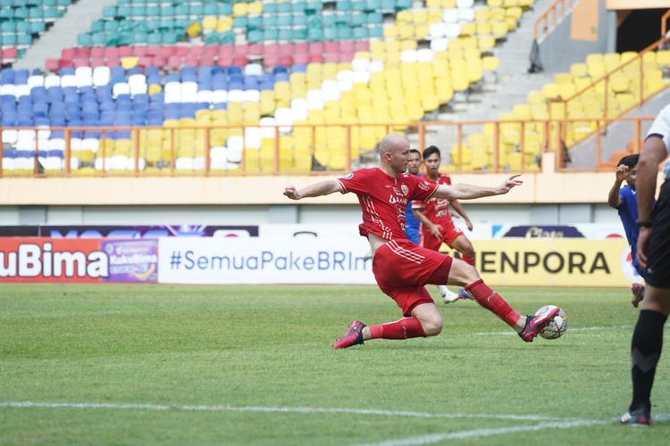 Penyerang Persija Jakarta Michael Krmencik dalam laga pekan ke-31 Liga 1 2022-2023 melawan PSIS Semarang di Stadion Wibawa Mukti, Bekasi, Kamis (16/3/2023) sore WIB.