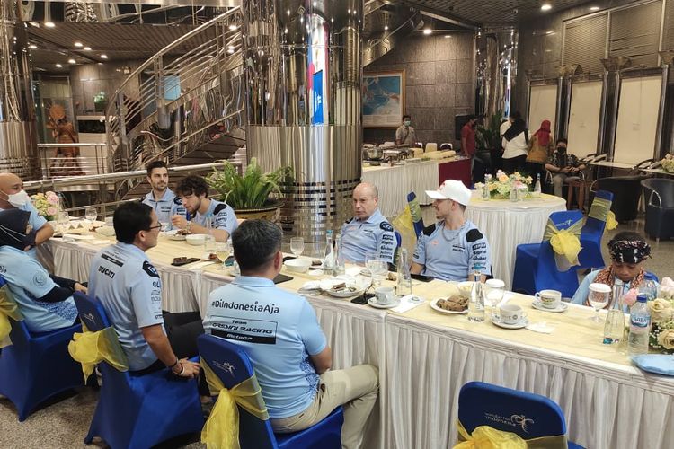 Rivaldy Elvans Krisna Sopbaba (12), komentator cilik MotoGP asal NTT saat makan malam bersama Menteri Pariwisata dan Ekonomi Kreatif Sandiaga Uno dan sejumlah pebalap MotoGP