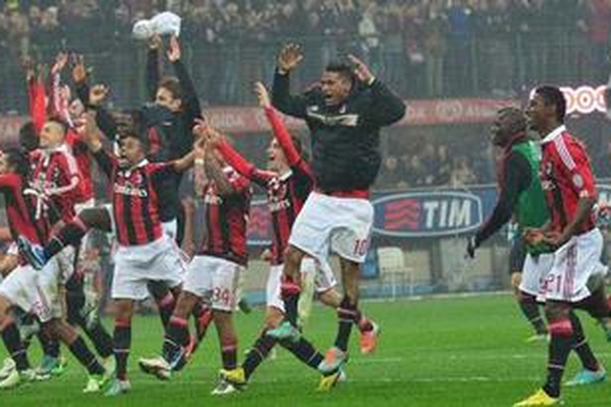 Para pemain AC Milan merayakan kemenangan laga pekan ke-14 Serie-A dengan mengalahkan juara bertahan Juventus 1-0 di Stadion San Siro, Minggu (25/11/2012). 