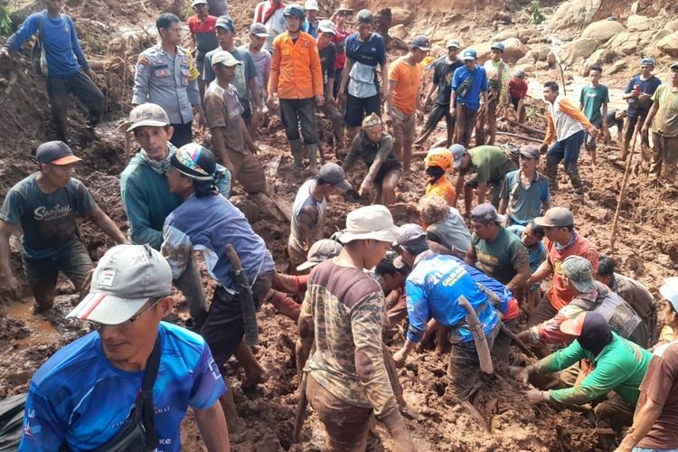 Proses pencarian korban longsor di Kabupaten Tanggamus oleh tim SAR gabungan dan masyarakat, Minggu (26/5/2024).