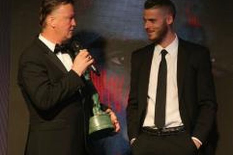 Pelatih Manchester United, Louis Van Gaal (kiri) dan David De Gea.