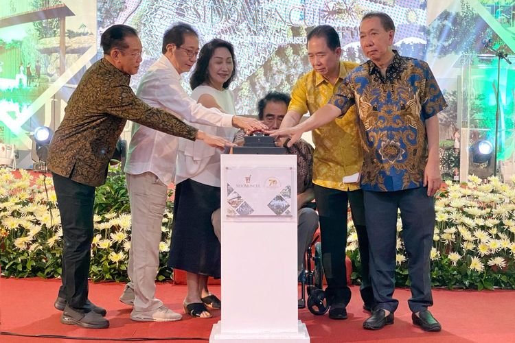 Jajaran Komisaris dan Direksi Sido Muncul dalam syukuran Rencana Pembangunan Museum dan Pusat Riset Sido Muncul yang digelar di Pabrik Sido Muncul di Semarang, Sabtu (18/12/2021). 