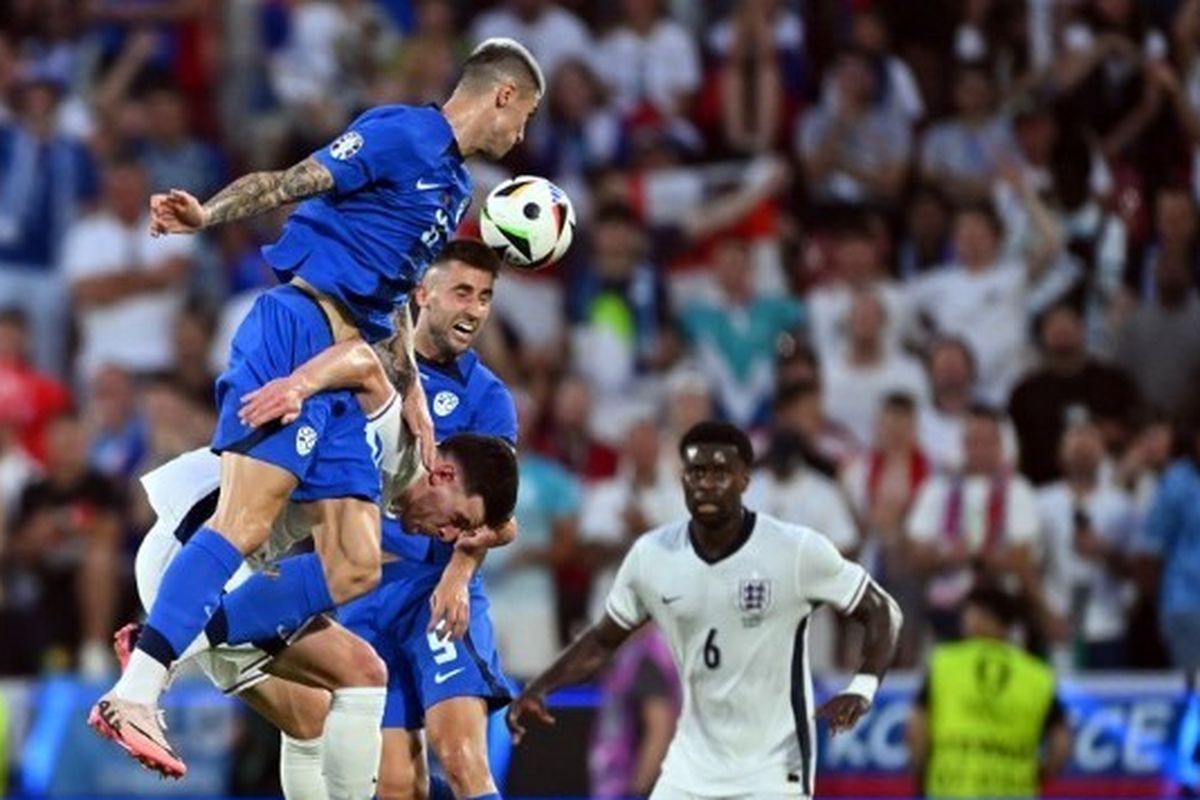 Gelandang Inggris Declan Rice dan dua pemain Slovenia, Benjamin Sesko serta Andraz Sporar berebut bola pada pertandingan terakhir Grup C Piala Eropa 2024, Selasa (25/6/2024) atau Rabu dini hari WIB.