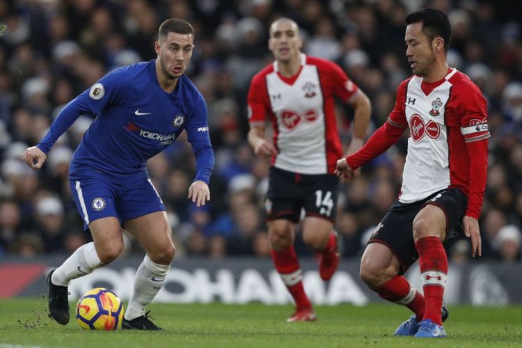 Eden Hazard dibayang-bayangi Maya Yoshida saat Chelsea menjamu Southampton pada pertandingan Premier League di Stamford Bridge, Sabtu (16/12/2017).