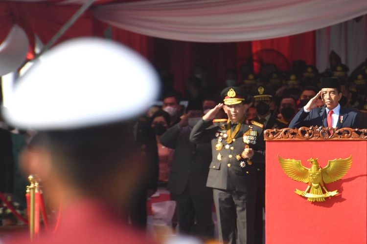 Presiden Joko Widodo dan Kapolri Jenderal (Polisi) Listyo Sigit Prabowo memberi hormat di tengah upacara peringatan Hari Bhayangkara ke-76 di Akademi Kepolisian, Semarang, Selasa (5/7/2022).