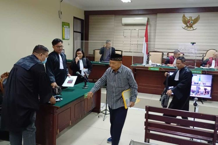 Mantan Bupati Sidoarjo Saiful Ilah usai sidang perkara Gratifikasi di Pengadilan Tipikor Surabaya, Kamis (10/8/2023)