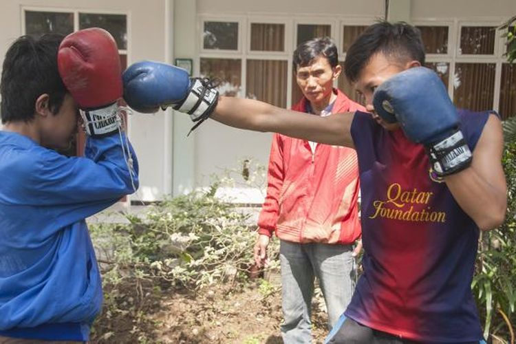 Penghuni asrama Kampung Anak Negeri Surabaya berlatih tinju