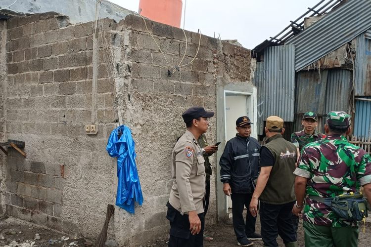 Kondisi salah satu rumah yang rusak akibat diterjang terpaan angin puting beliung yang terjadi di wilayah Tambun Selatan, Kabupaten Bekasi, Rabu (2/3/2023). Diketahui, rumah tersebut ambruk karena tiupan angin yang sangat kencang.