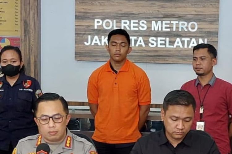 Mario Dandy Satrio (mengenakan baju oranye), pelaku yang menganiaya pria berinisial D (17) di Kompleks Grand Permata, Pesanggrahan, Jakarta Selatan. Mario dihadirkan dalam konferensi pers di Mapolres Metro Jakarta Selatan, Rabu (22/2/2023). 