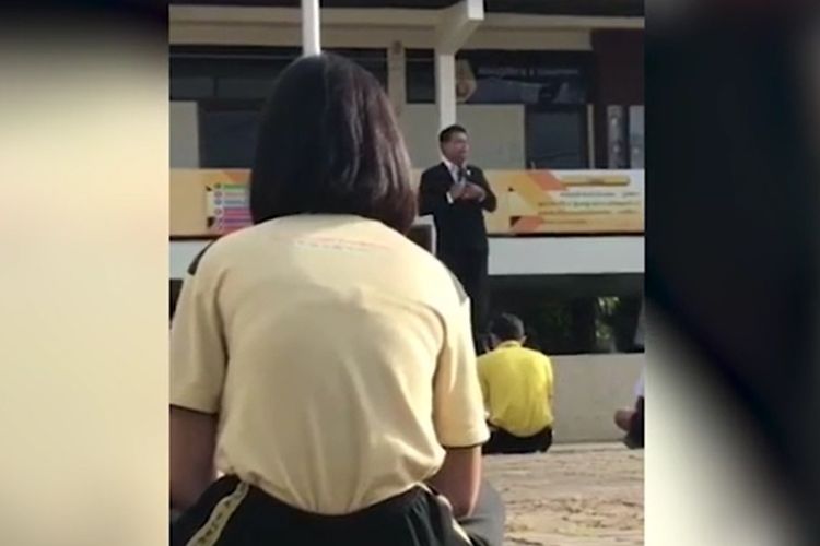 Kepala Sekolah Thepa di Provinsi Songkhla, Thailand, Sayan Chaleephol, memberikan pidato saat upacara. Sejurus kemudian, dia tiba-tiba meminta maaf dan menarik pistol dari pinggangnya, mengejutkan ratusan murid yang hadir.